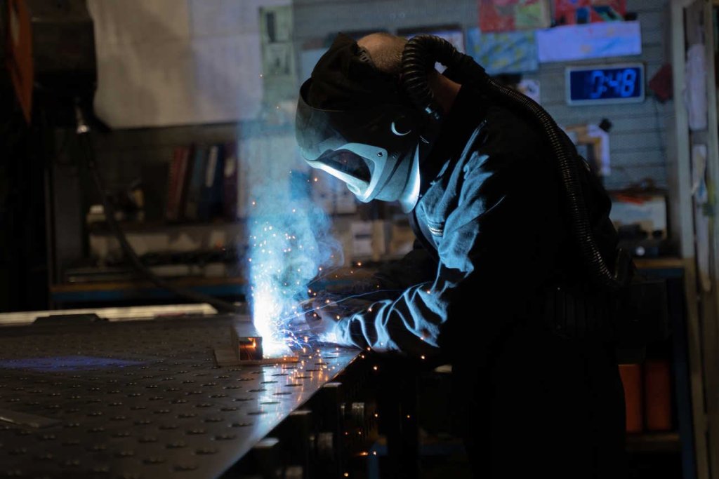 Lasser aan het werk in de werkplaats