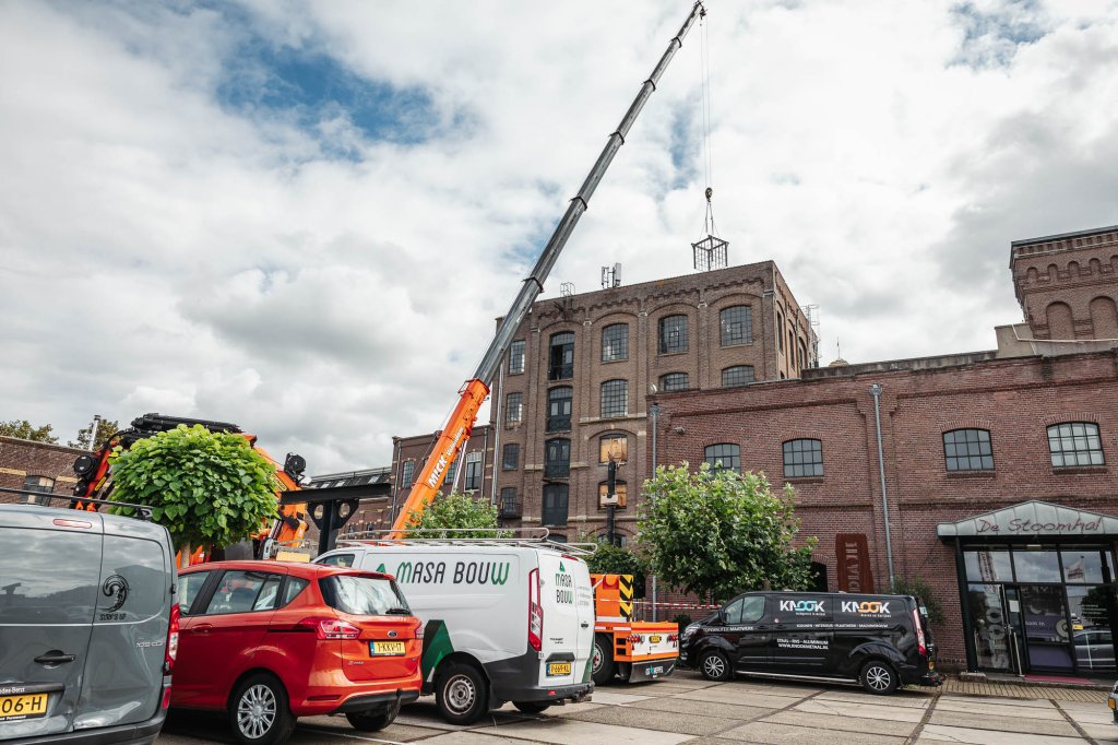 Stalen liftschacht in Wormer