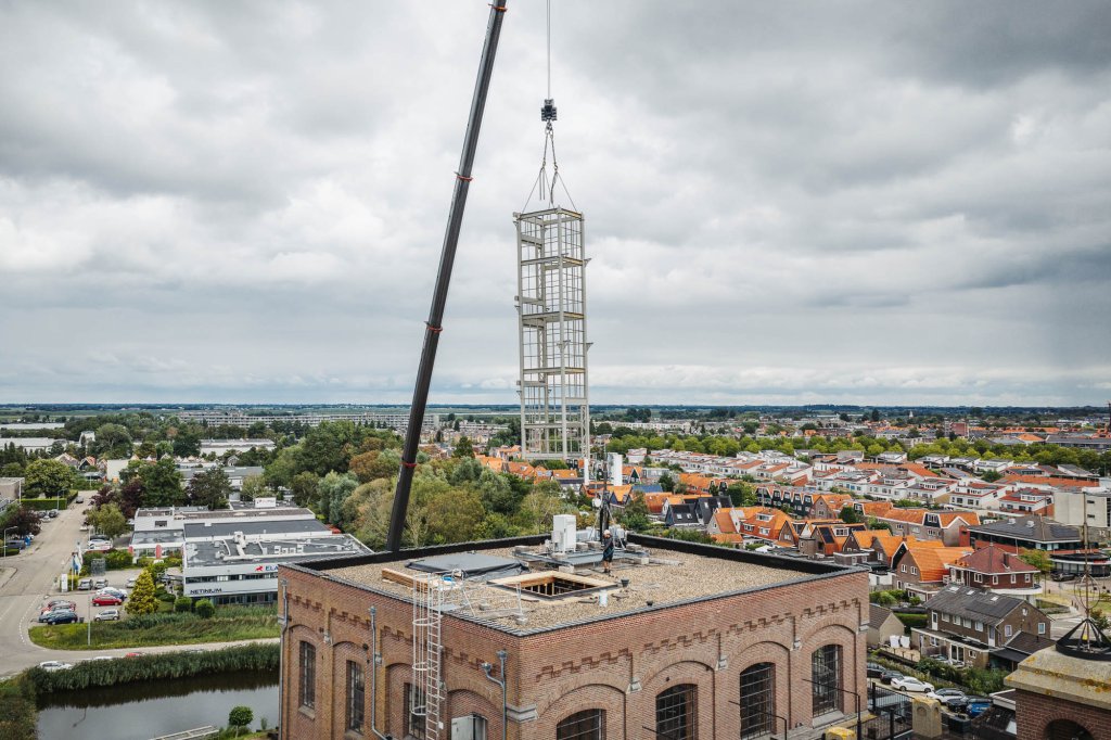 Stalen liftschacht in Wormer