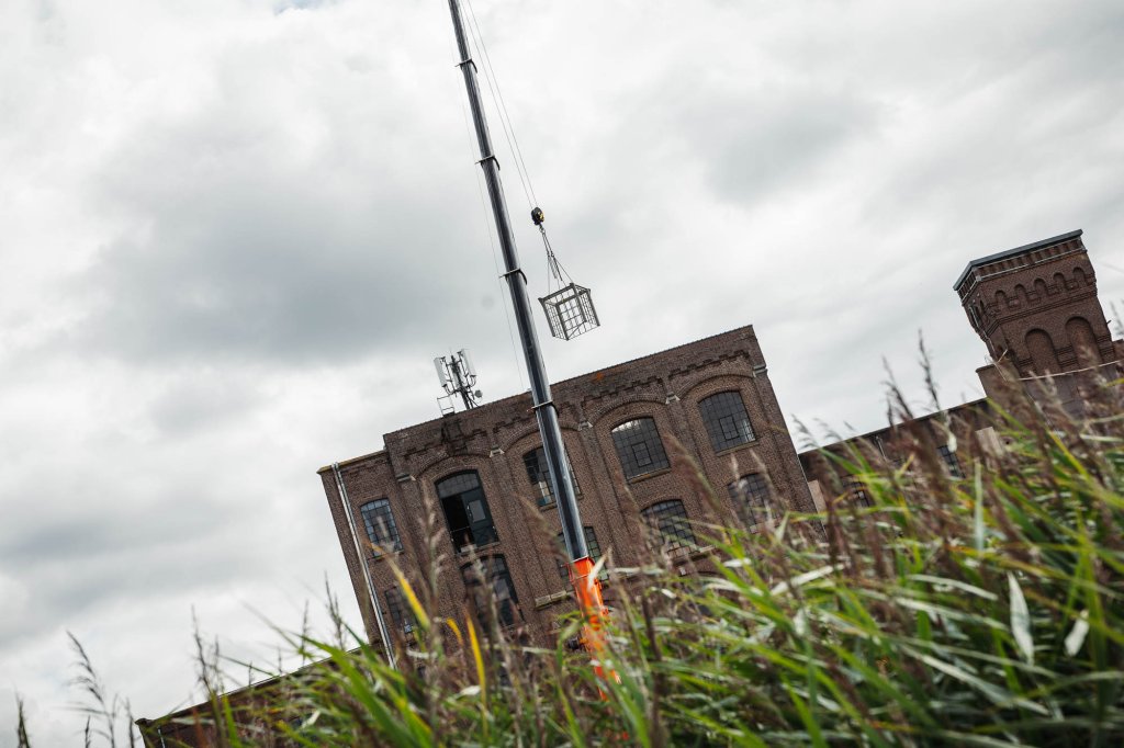 Stalen liftschacht in Wormer