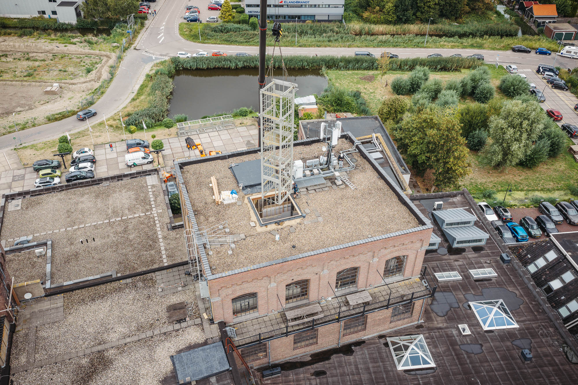 Stalen liftschacht in Wormer